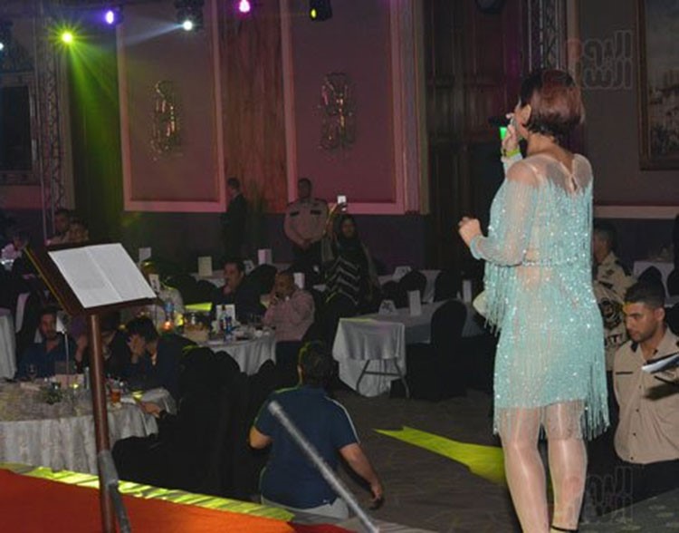 شاهد: اطلالة حليمة بولند في حفل "عدوية" و"شمس" في القاهرة تفاجئ معجبيها.. وفيفي عبده تشعل المسرح 