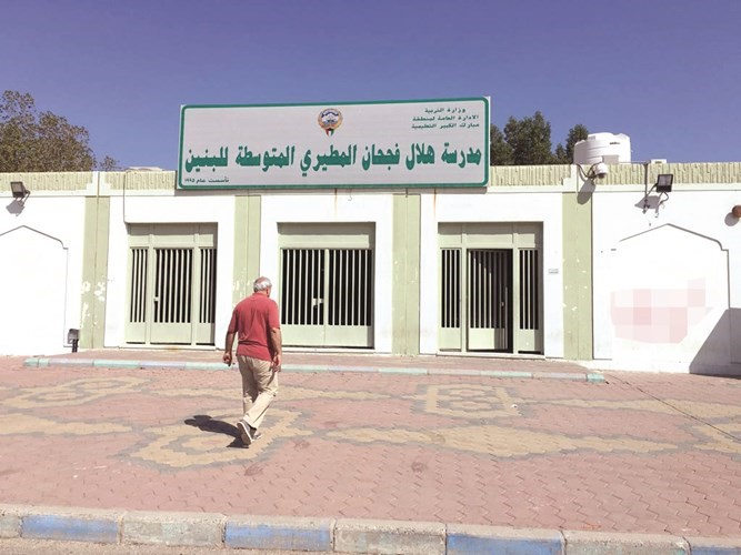 د بدر العيسى يهم بدخول مدرسة هلال فجحان المطيري خلال جولته على مدارس مبارك الكبير﻿