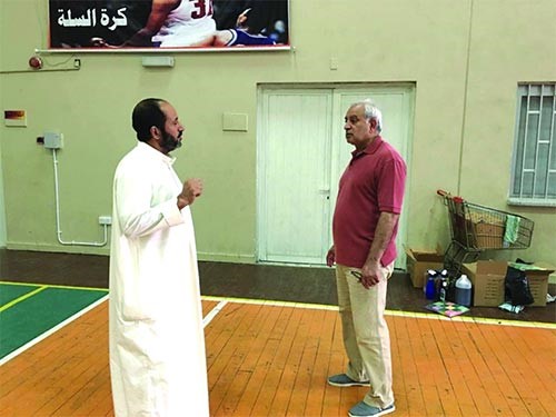 العيسى خلال حواره مع احد حراس الامن