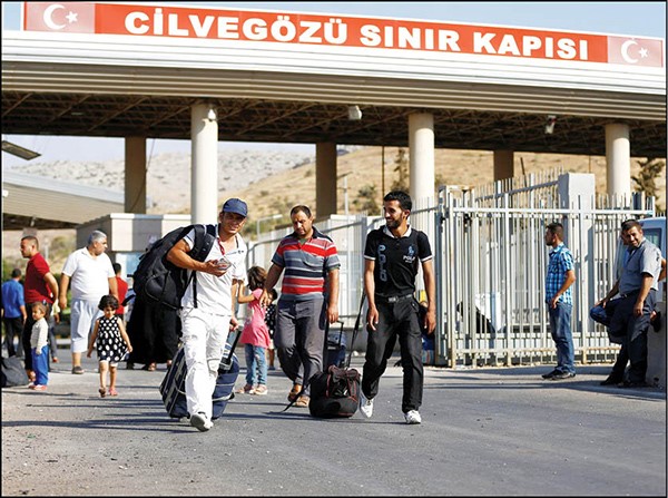 لاجئون يعودون الى تركيا بعد ان قضوا العيد في سوريةرويترز