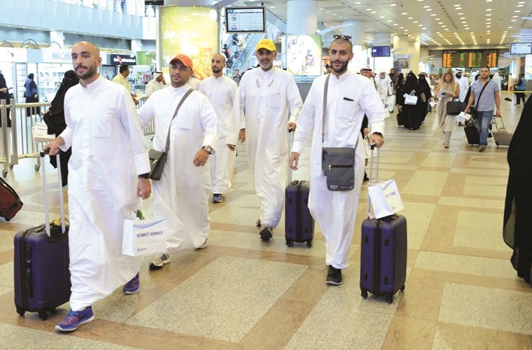 عدد من الحجاج لدى وصولهم في المطار﻿