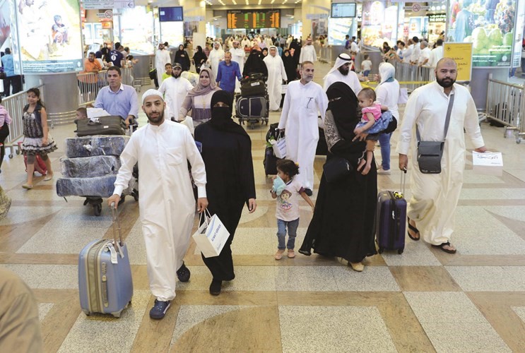 عدد من الحجاج العائدين﻿