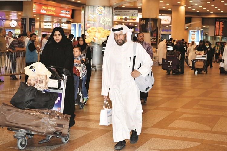 النائب السابق عبداللطيف العميري لدى عودته﻿
