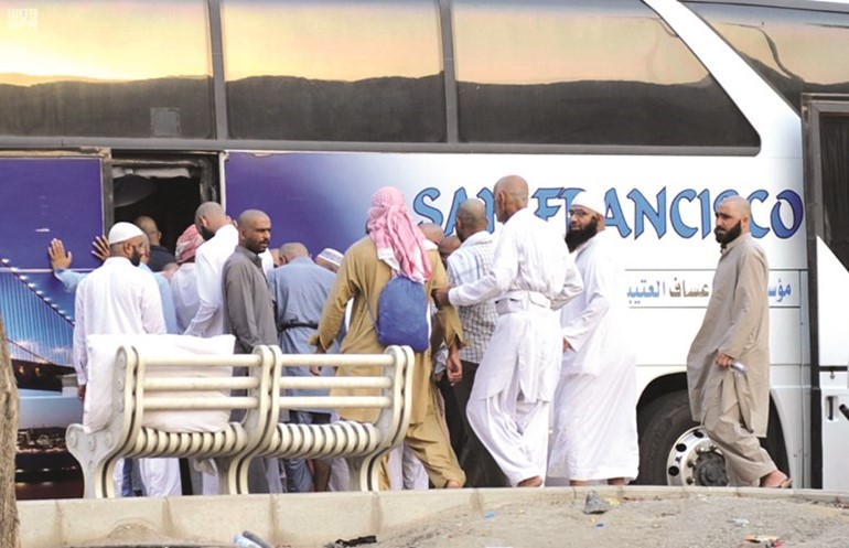 حجاج بيت الله يغادرون مكة بعد ادائهم طواف الوداع واس