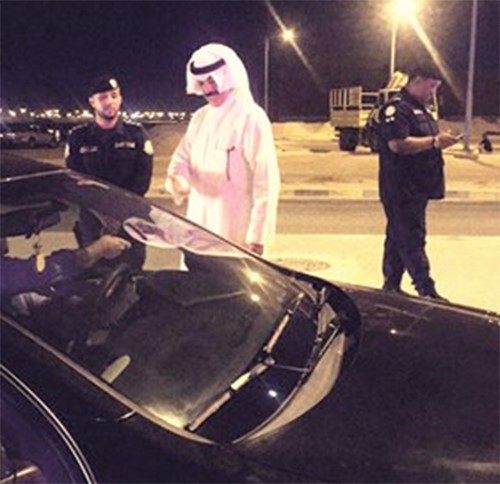 الشيخ محمد الخالد يحادث احد المواطنين عند نقطة تفتيش الخيران