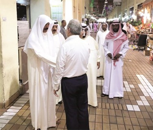 وزير الداخلية يتحدث مع احد رواد سوق المباركية