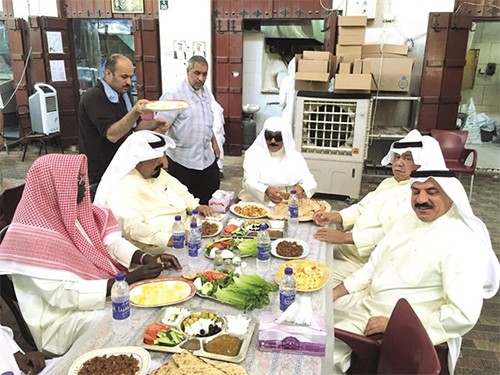 الشيخ محمد الخالد والفريق سليمان الفهد والشيخ احمد الخليفة وعبدالله المعيوف اثناء الافطار في المباركية