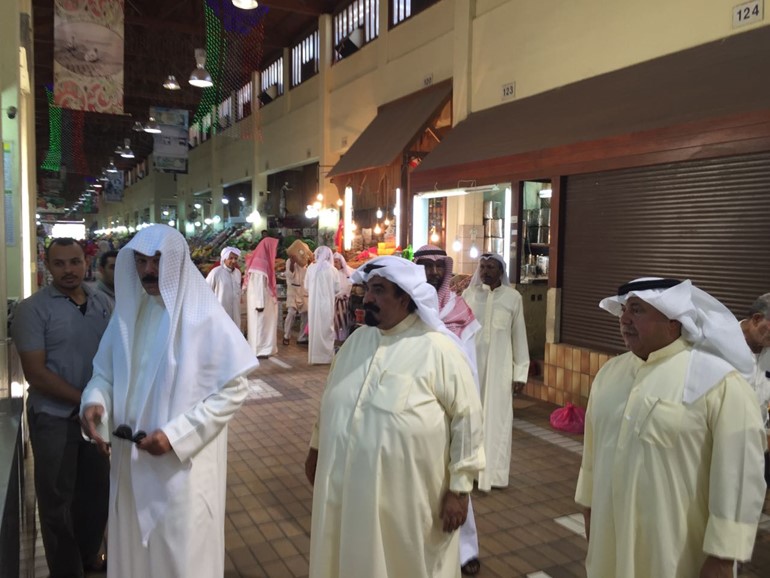 وزير الداخلية يتفقد سوق «المباركية».. مع عدد من قيادات الوزارة