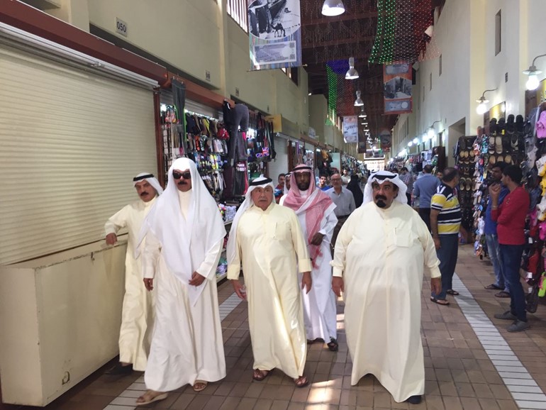 وزير الداخلية يتفقد سوق «المباركية».. مع عدد من قيادات الوزارة