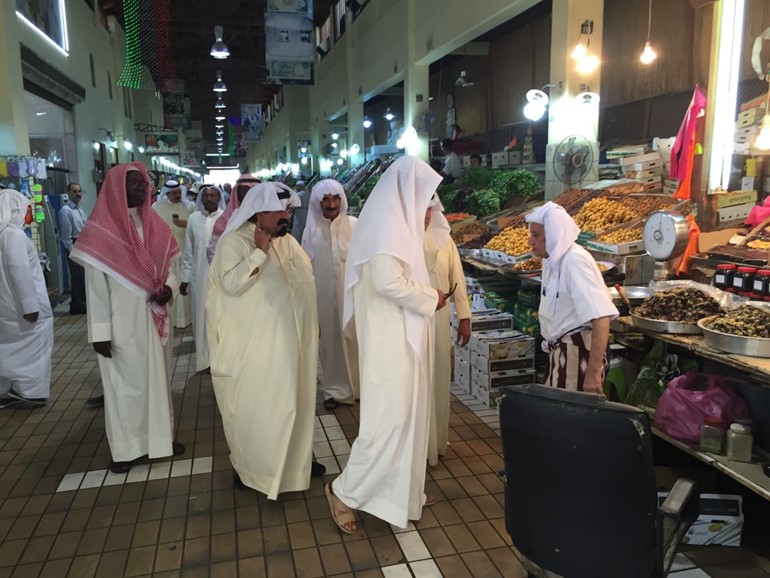 وزير الداخلية يتفقد سوق «المباركية».. مع عدد من قيادات الوزارة