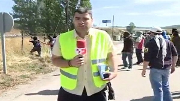 بالفيديو.. مراسل تليفزيوني ينجو من الموت بأعجوبة على الهواء