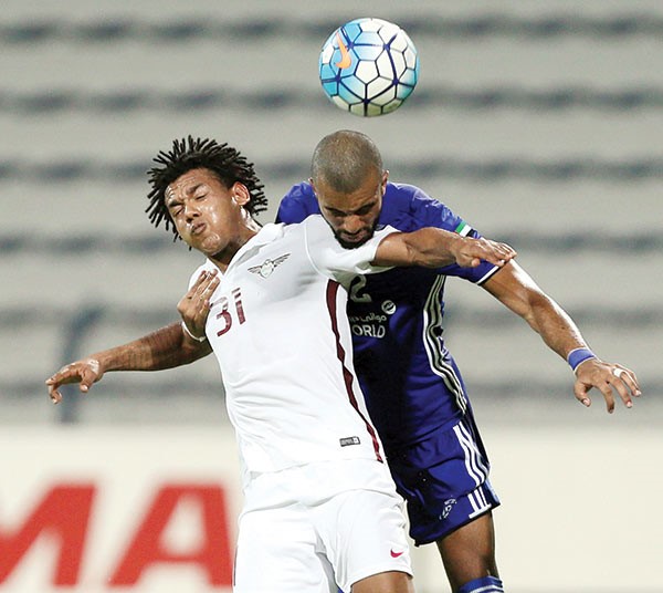 مهاجم الجيش رومارينيو في صراع كروي مع مدافع النصر خليفة مبارك افپ