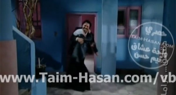 بالفيديو.. عندما لم يستطع تيم حسن حمل سلافة معمار.. ماذا فعلا في لقطات مضحكة وعفوية!