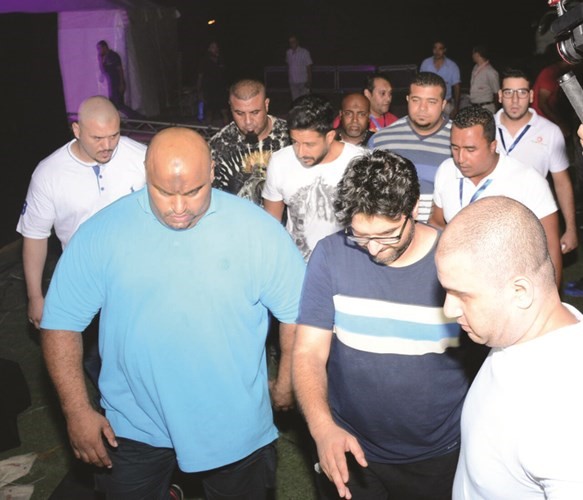 البودي جارد يحيطون بحماقي اثناء صعوده على المسرح﻿