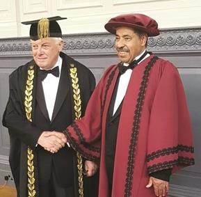 عبدالعزيز سعود البابطين مع رئيس جامعة اكسفورد البارون كريس باتون﻿