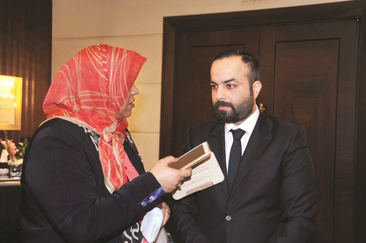 دمحمد جاسم المديرس متحدثا الى الزميلة هناء السيد﻿