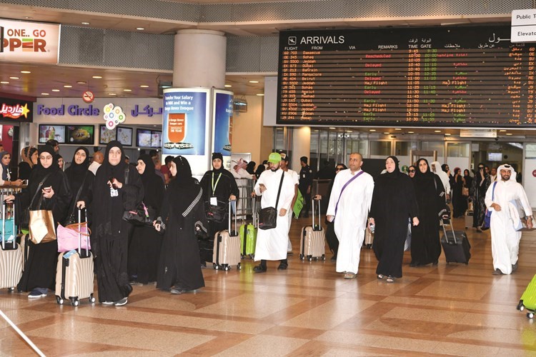 عدد من حجاج بيت الله الحرام لدى وصولهم