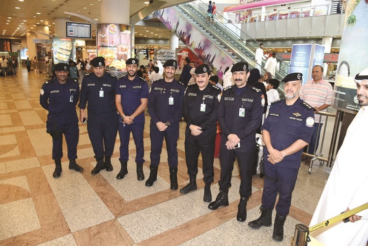 العميد وليد الصالح مع عدد من رجال الامن بالمطار