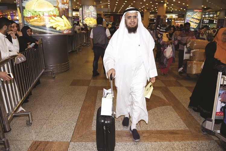 الحاج دطارق العيسى بالمطار﻿