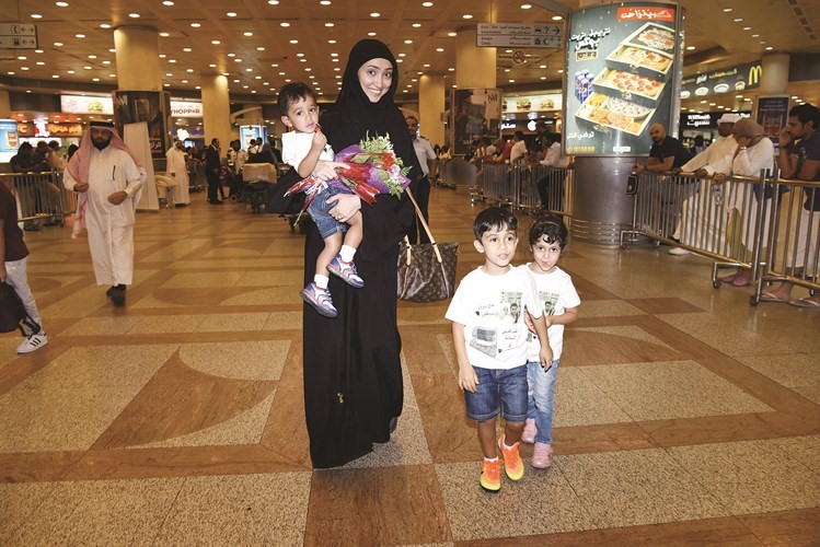 الابناء والورود في استقبال حاجة﻿