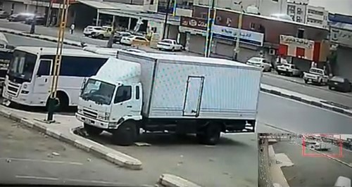 بالفيديو.. مقيم في السعودية صدمته سيارة.. فطار عدة أمتار للجهة المقابلة للطريق
