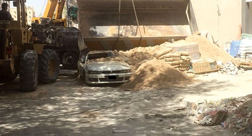 احدى المركبتين قبل اخرتجها من تحت الرمال
