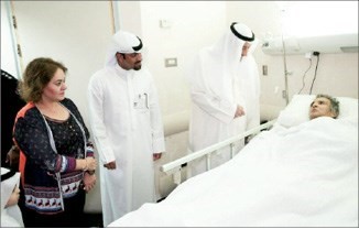 الشيخ فيصل الحمود يطمئن على احد المرضى ﻿