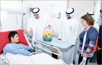 الشيخ فيصل الحمود وممثل البنك التجاري خلال معايدة احد المرضى بالعيد﻿