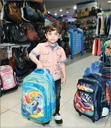 احد الطلاب يختار حقيبته﻿
