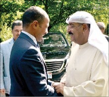 الشيخ مشعل الاحمد مصافحا الرئيس الغانم﻿