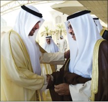 سمو الشيخ جابر المبارك مصافحا انس الصالح﻿