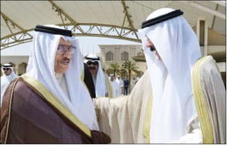 سمو الشيخ جابر المبارك مصافحا الشيخ محمد الخالد قبيل المغادرة الى نيويورك﻿