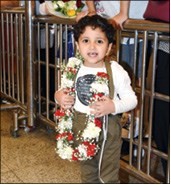 طفل ينتظر الحجاج بالزهور﻿