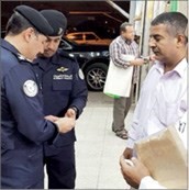 العميد عابدين العابدين خلال اشرافه على احدى الحملات﻿