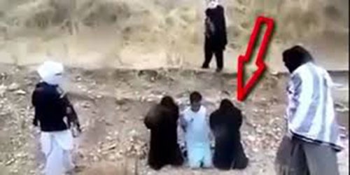 بالفيديو..قبل إعدامه بثوان.. رجل يخطف سلاح ‘الدواعش’ ويطلق النار عليهم