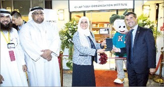 محافظ مدينة كيدزانيا الكويت يمنح مفتاح المدينة الى نائب المدير العام للموارد والاعلام في بيت الزكاة كوثر المسلم ﻿