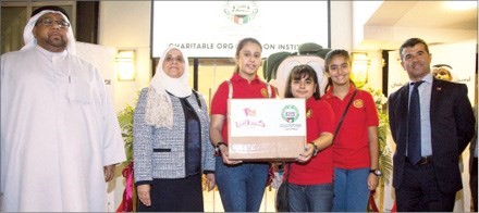 اعضاء كونغرز كيدزانيا يمنحون صندوق التبرعات التي تم جمعها الى ممثلي بيت الزكاة كوثر المسلم ونايف الجيماز﻿