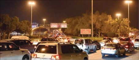 زحام شديد امام المطار يوم امس الاول نظرا لكثرة عدد القادمين الى البلاد	ريليش كومار﻿