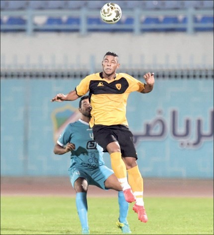 مهاجم الاصفر شريف النوايشة يحاول الوصول للكرةالمركز الاعلامي بنادي القادسية﻿