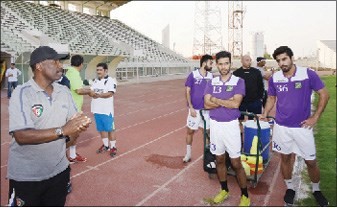 مدرب العربي فوزي ابراهيم يتحدث للاعبينانور الكندري﻿