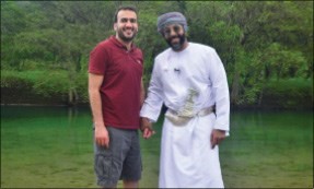 جاسم العبوة مع مخرج البرنامج حسين حمادي في صلالة﻿