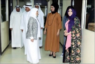 هند الصبيح خلال جولة في الوزارة لمتابعة العمل وتهنئة الموظفين بالعيد﻿