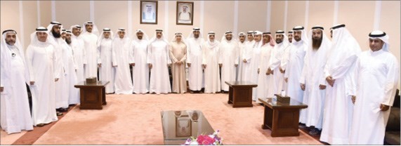 ماحمد الجسار وممحمد بوشهري مع قياديي وموظفي وزارة الكهرباء والماءاحمد علي ﻿