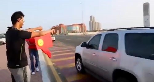 بالفيديو.. شباب بجدة يبتكرون طريقة لنشر الوعي المروري وتشجيع السائقين على احترام الطريق