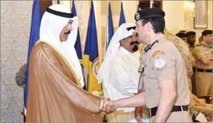 الشيخ محمد الخالد مصافحا العميد وليد الصالح ويبدو الفريق متقاعد الشيخ احمد الخليفة﻿