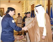 وزير الداخلية ويبدو الى جواره الفريق سليمان الفهد مصافحا العميد عابدين العابدين ﻿