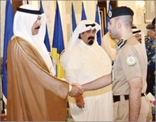 الشيخ محمد الخالد يتلقى التهنئة بالعيد من المقدم سليمان الحميدان ﻿
