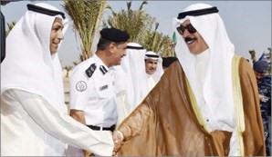 الشيخ محمد الخالد يصافح وكلاء وزارة الداخلية قبل استقباله المهنئين بالعيد﻿