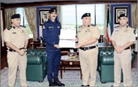 الفهد يكرم رجلي الامن اللذين احبطا محاولة تهريب المخدرات لنزلاء المركزي﻿