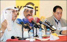 جمال اللهو والزميلان عماد جمعة وعبدالستار ناجي اثناء المؤتمر﻿